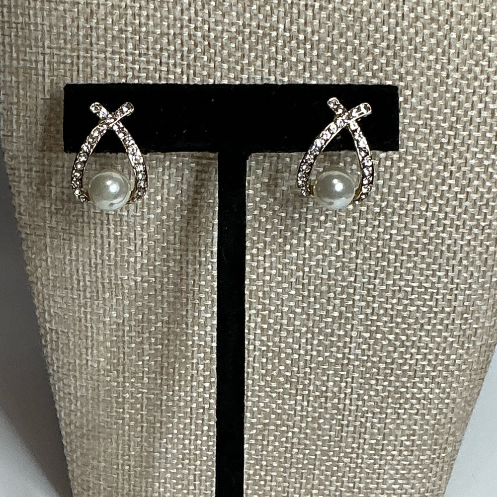 Elegant Gold Earrings with Crystals and Pearls - Picture 3 of 4